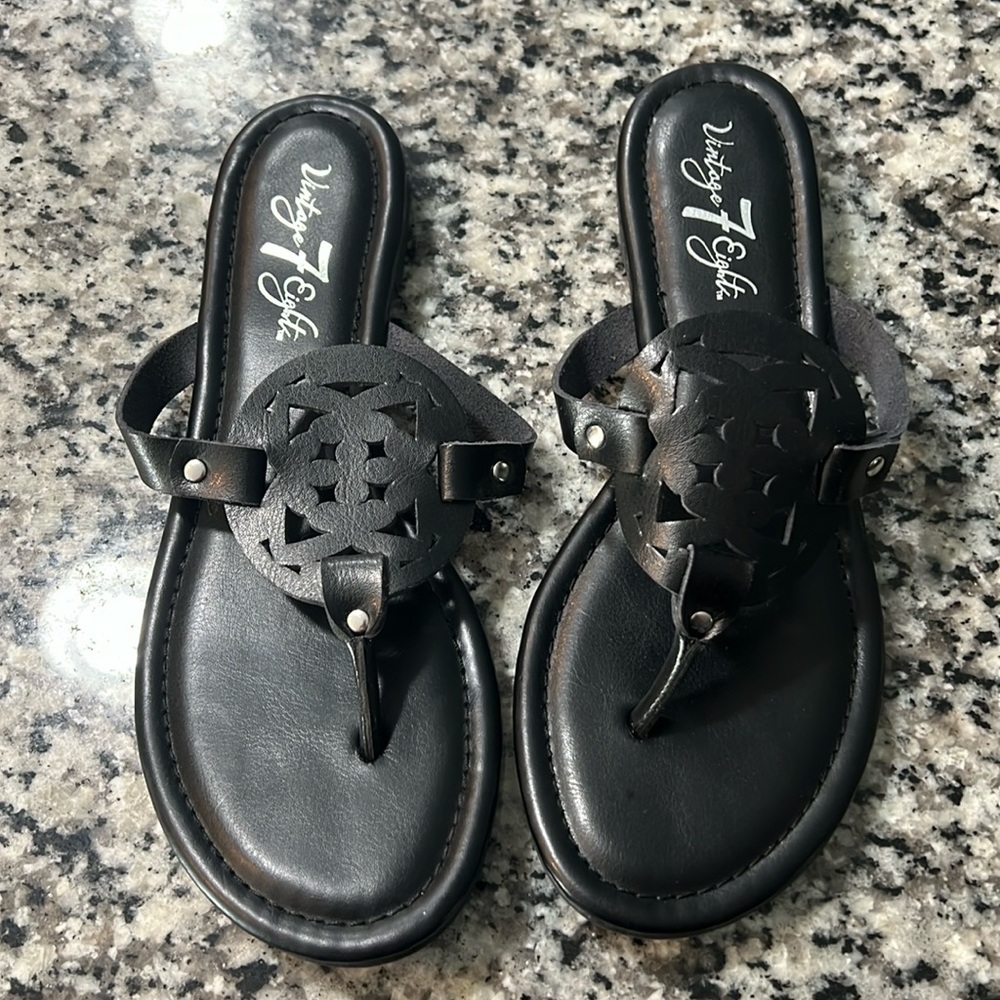 New with out tags Size 9 Black flip flops